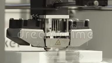技术。 三维打印机的工作.. 打印特写时3D打印机.. 工作3D打印机的过程。
